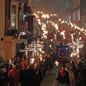 ¡Enciende! La noche de Guy Fawkes en el Reino Unido fue brillante y calurosa