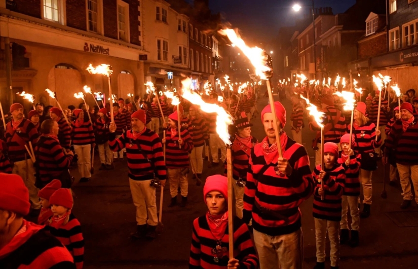 ¡Enciende! La noche de Guy Fawkes en el Reino Unido fue brillante y calurosa ¡Enciende! La noche de Guy Fawkes en el Reino Unido fue brillante y calurosa
