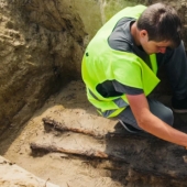 Enterramiento en masa de niños con monedas en la boca encontradas en Polonia