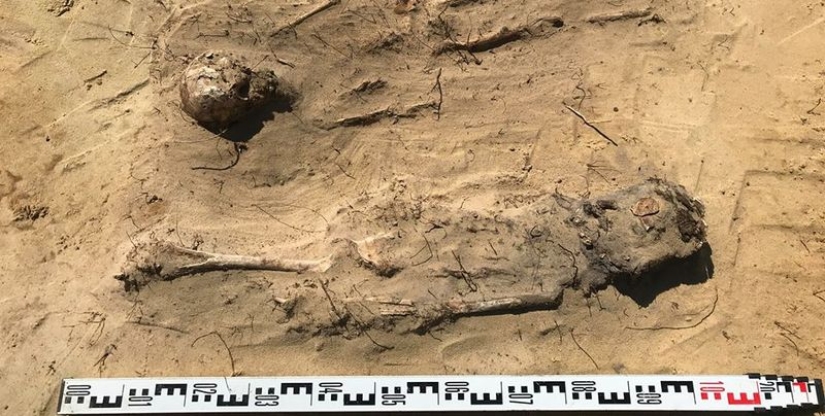 Enterramiento en masa de niños con monedas en la boca encontradas en Polonia