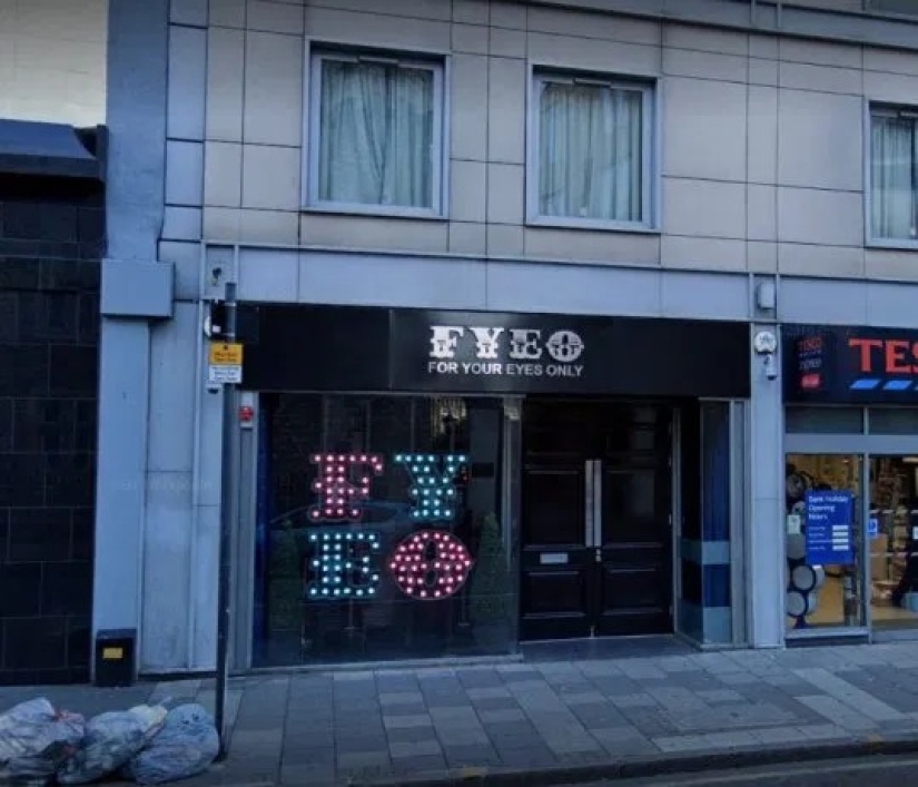 Erotic collapse: a stripper broke his leg and knocked out a grandmother after falling from a pole