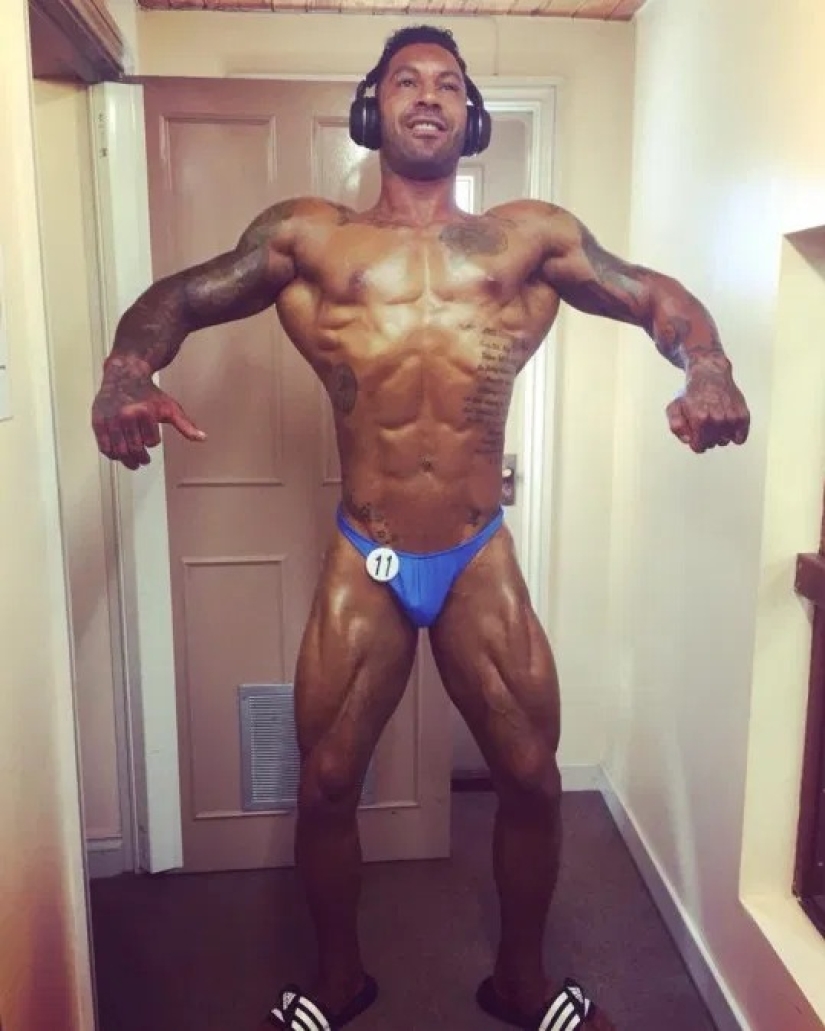 Erotic collapse: a stripper broke his leg and knocked out a grandmother after falling from a pole