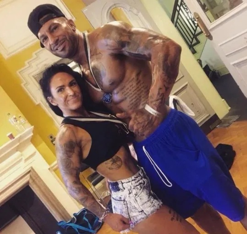 Erotic collapse: a stripper broke his leg and knocked out a grandmother after falling from a pole