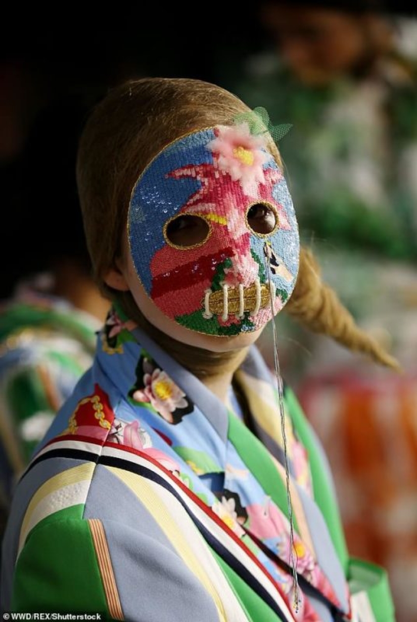 ¿Es demasiado débil para que uses un sombrero así? Un desfile de modas pretencioso tuvo lugar en París ¿Es demasiado débil para que uses un sombrero así? Un desfile de modas pretencioso tuvo lugar en París