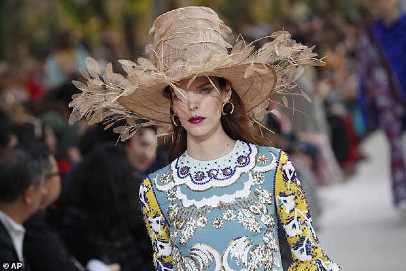 ¿Es demasiado débil para que uses un sombrero así? Un desfile de modas pretencioso tuvo lugar en París ¿Es demasiado débil para que uses un sombrero así? Un desfile de modas pretencioso tuvo lugar en París