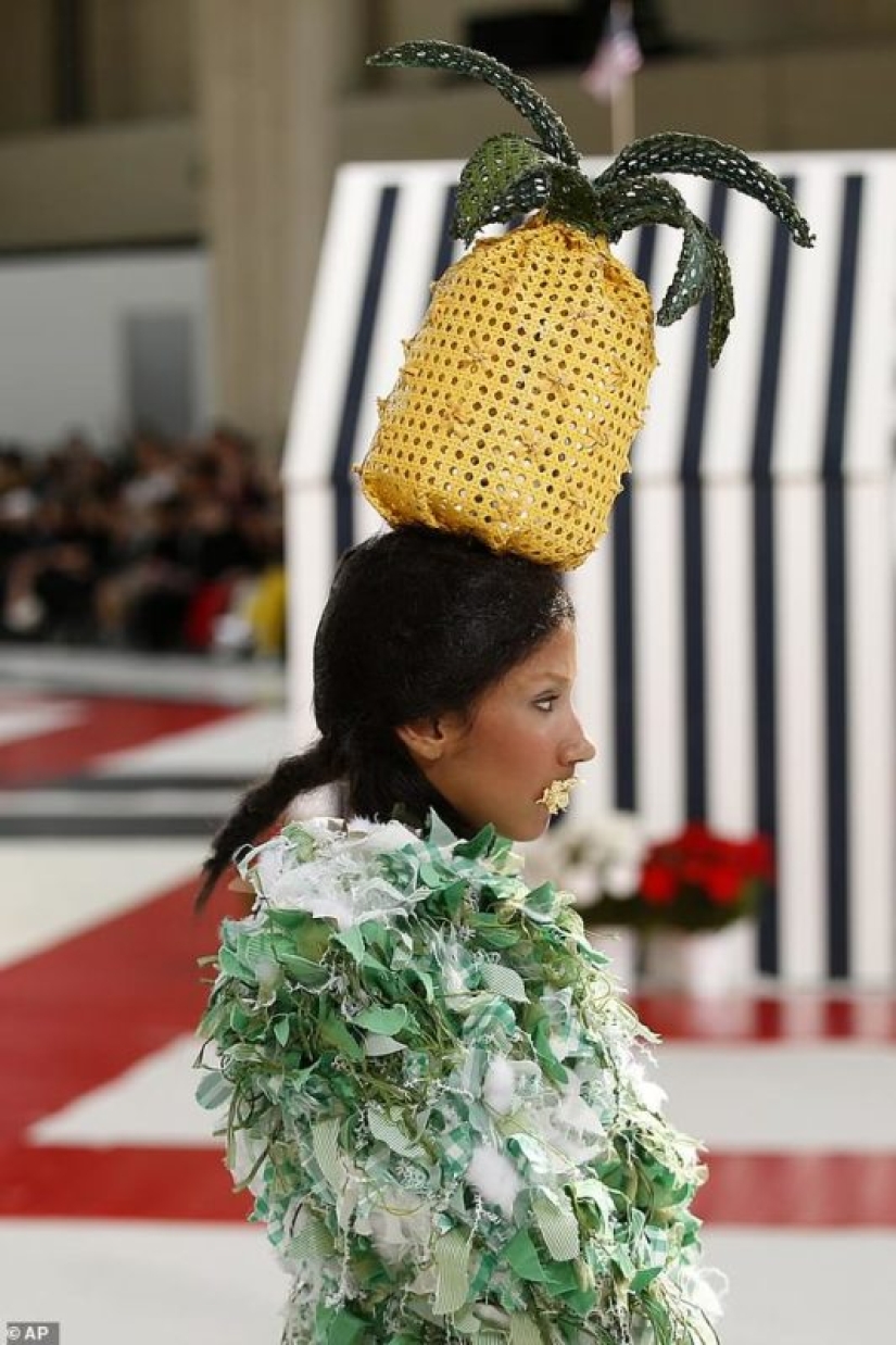 ¿Es demasiado débil para que uses un sombrero así? Un desfile de modas pretencioso tuvo lugar en París ¿Es demasiado débil para que uses un sombrero así? Un desfile de modas pretencioso tuvo lugar en París