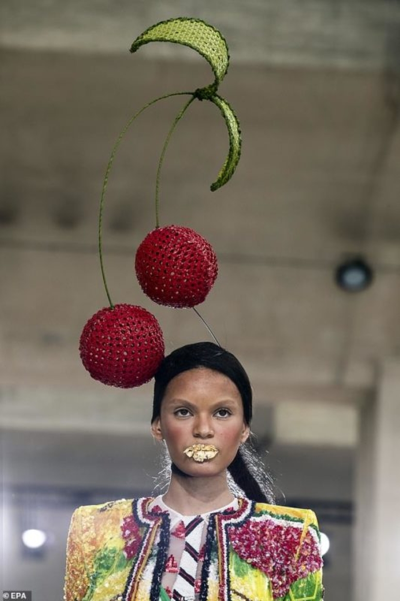 ¿Es demasiado débil para que uses un sombrero así? Un desfile de modas pretencioso tuvo lugar en París ¿Es demasiado débil para que uses un sombrero así? Un desfile de modas pretencioso tuvo lugar en París
