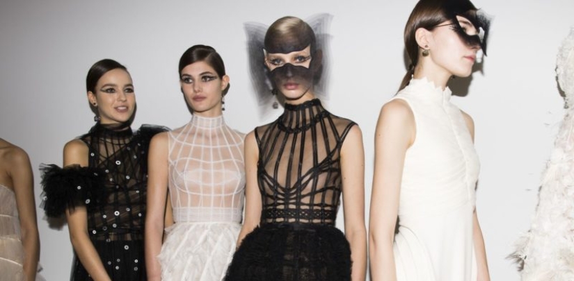 ¿Es demasiado débil para que uses un sombrero así? Un desfile de modas pretencioso tuvo lugar en París ¿Es demasiado débil para que uses un sombrero así? Un desfile de modas pretencioso tuvo lugar en París