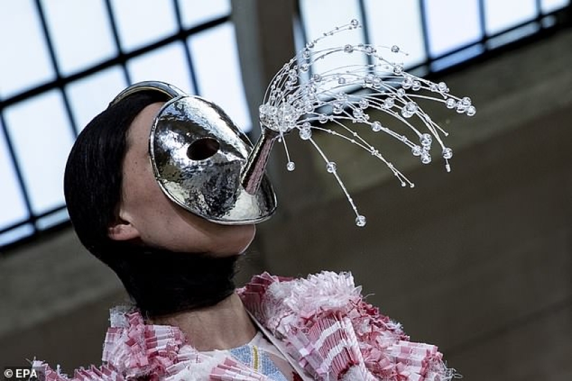 ¿Es demasiado débil para que uses un sombrero así? Un desfile de modas pretencioso tuvo lugar en París ¿Es demasiado débil para que uses un sombrero así? Un desfile de modas pretencioso tuvo lugar en París