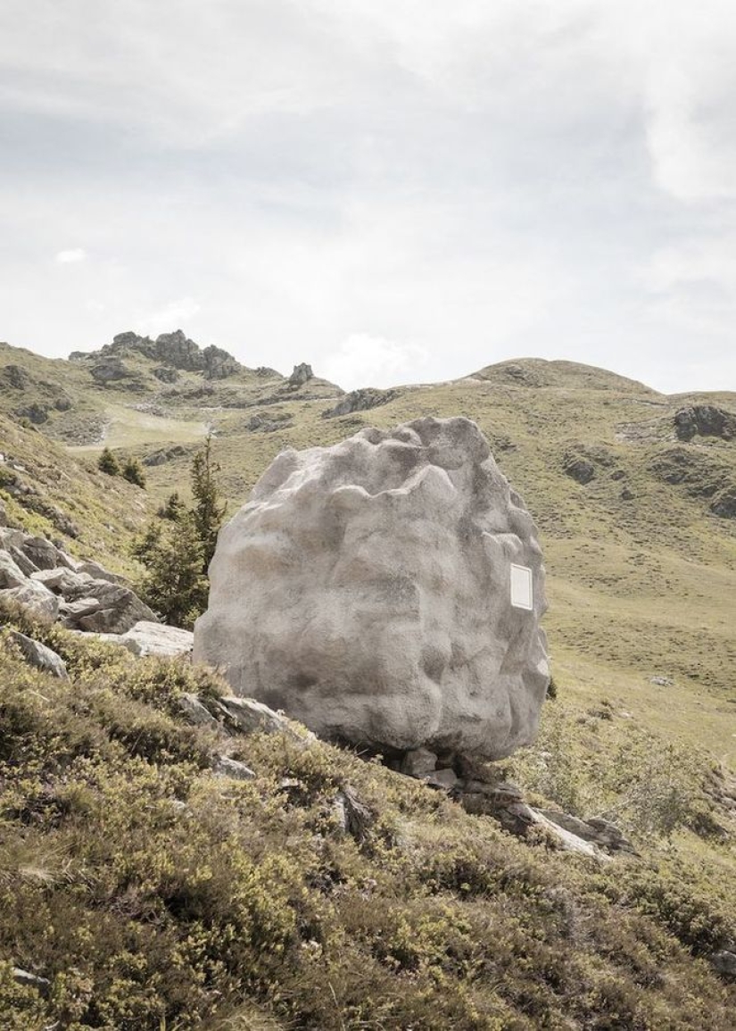 Es difícil adivinar lo que hay detrás de esta piedra
