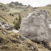 Es difícil adivinar lo que hay detrás de esta piedra