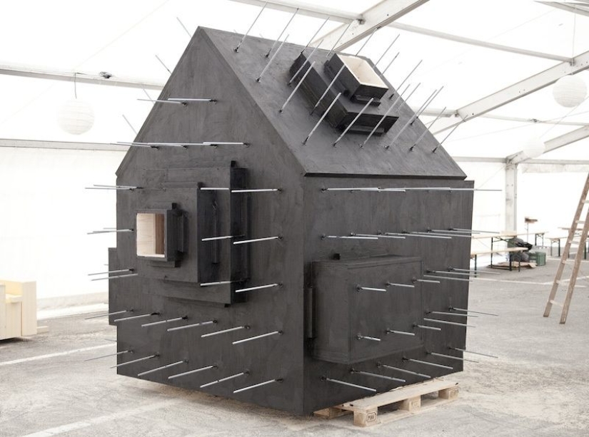 Es difícil adivinar lo que hay detrás de esta piedra