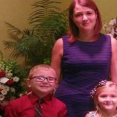 Es por eso que esta mujer con hijos sonríe cerca del ataúd de su esposo