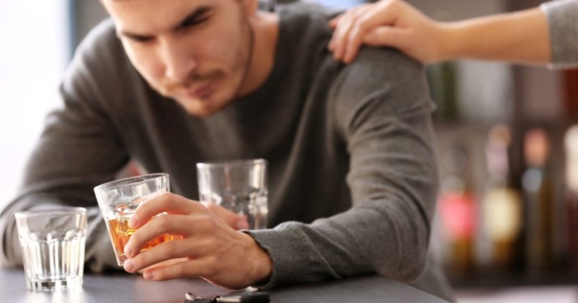 ¿Es un vaso de chupito? No "Huraño". El bar más deprimente del mundo se encuentra en la soleada San Petersburgo ¿Es un vaso de chupito? No "Huraño". El bar más deprimente del mundo se encuentra en la soleada San Petersburgo