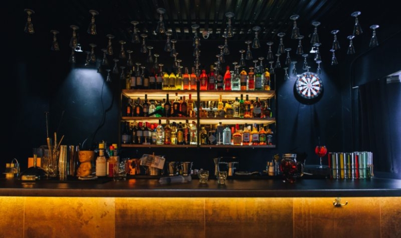 ¿Es un vaso de chupito? No "Huraño". El bar más deprimente del mundo se encuentra en la soleada San Petersburgo ¿Es un vaso de chupito? No "Huraño". El bar más deprimente del mundo se encuentra en la soleada San Petersburgo