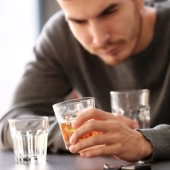 ¿Es un vaso de chupito? No "Huraño". El bar más deprimente del mundo se encuentra en la soleada San Petersburgo