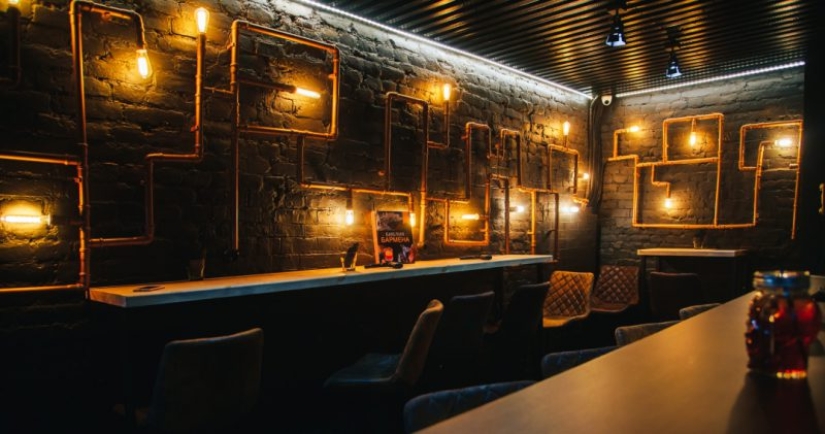 ¿Es un vaso de chupito? No "Huraño". El bar más deprimente del mundo se encuentra en la soleada San Petersburgo ¿Es un vaso de chupito? No "Huraño". El bar más deprimente del mundo se encuentra en la soleada San Petersburgo