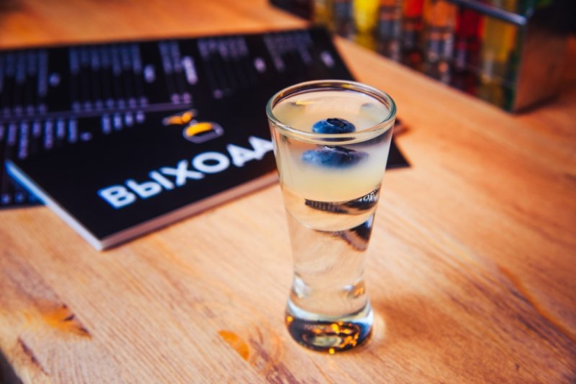 ¿Es un vaso de chupito? No "Huraño". El bar más deprimente del mundo se encuentra en la soleada San Petersburgo ¿Es un vaso de chupito? No "Huraño". El bar más deprimente del mundo se encuentra en la soleada San Petersburgo