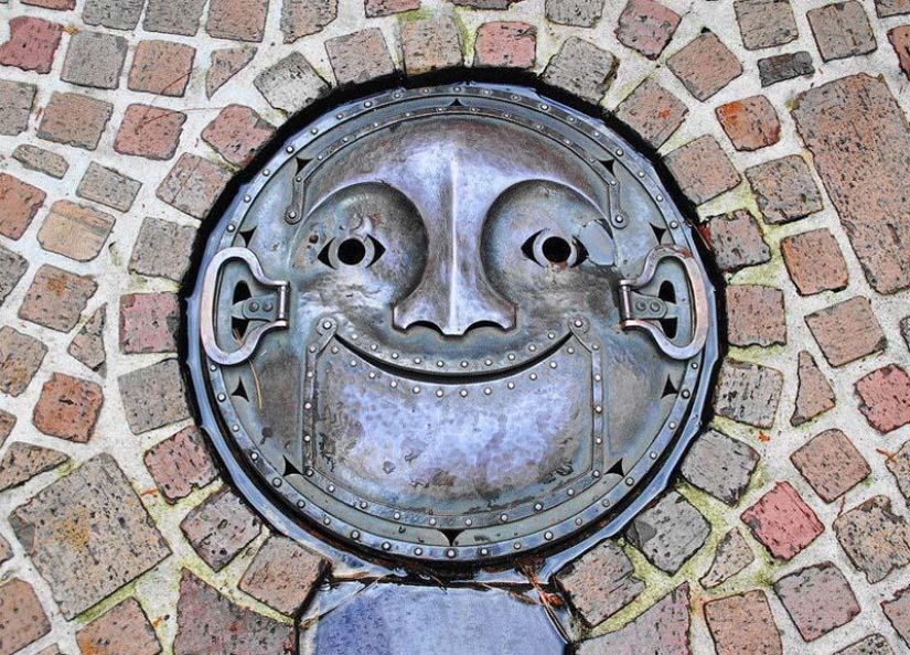 Escotillas de diferentes países del mundo