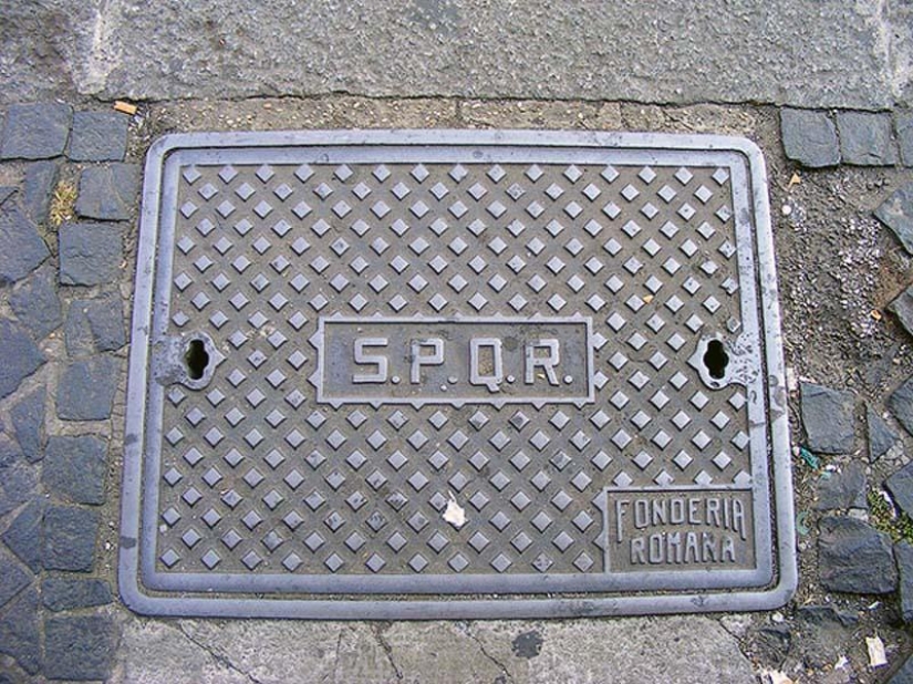 Escotillas de diferentes países del mundo