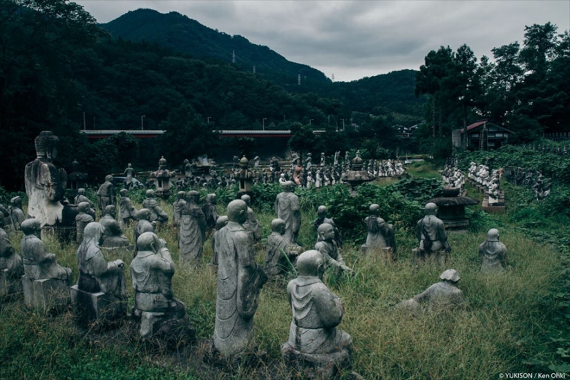 Espeluznante pueblo japonés donde solo viven estatuas