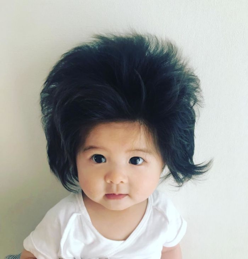 Esta niña tiene solo seis meses, pero su cabello es increíble. Esta niña tiene solo seis meses, pero su cabello es increíble.