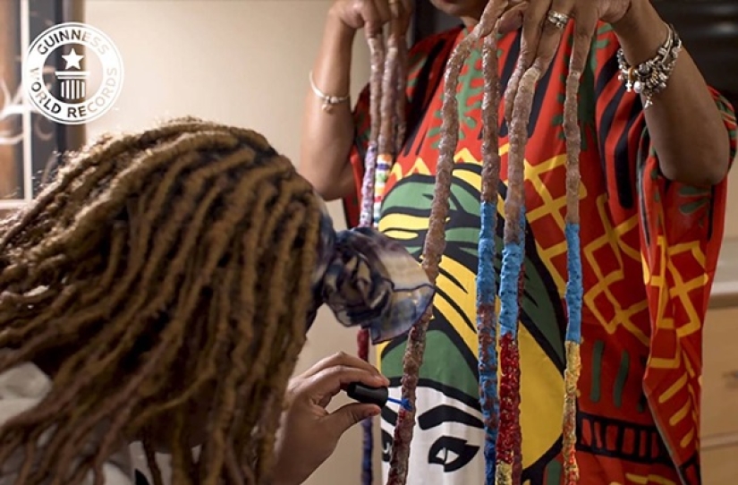 Estadounidense con uñas excepcionalmente largas estableció un récord Estadounidense con uñas excepcionalmente largas estableció un récord