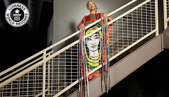 Estadounidense con uñas excepcionalmente largas estableció un récord Estadounidense con uñas excepcionalmente largas estableció un récord