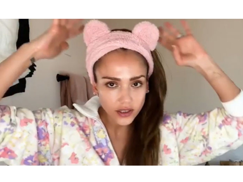 Estrellas en el sofá: fotos de celebridades durante el autoaislamiento