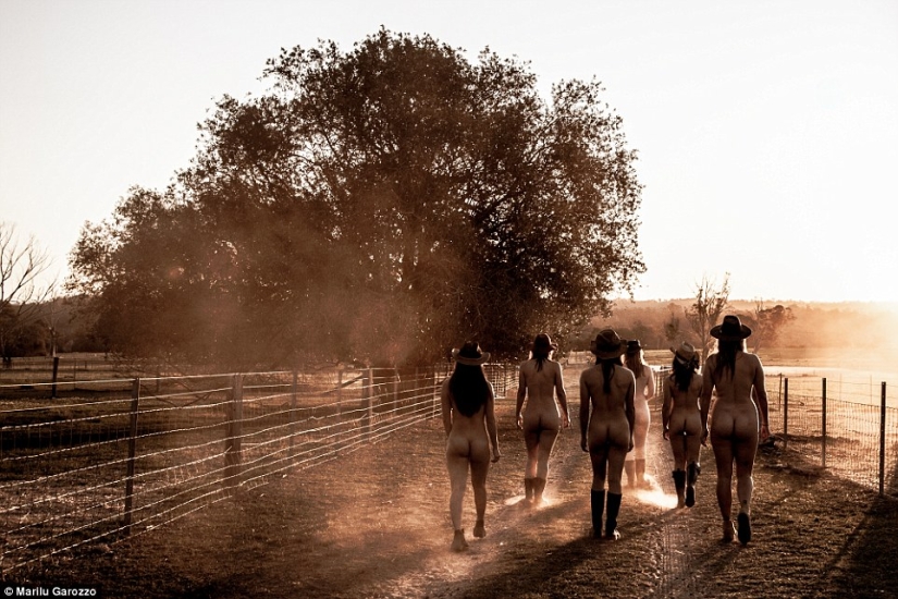 Estudiantes de la Universidad de Sydney se desnudaron para el calendario de caridad Estudiantes de la Universidad de Sydney se desnudaron para el calendario de caridad