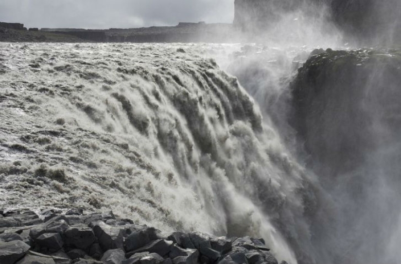 Even your mouse will vibrate from the strength and energy of these waterfalls Even your mouse will vibrate from the strength and energy of these waterfalls