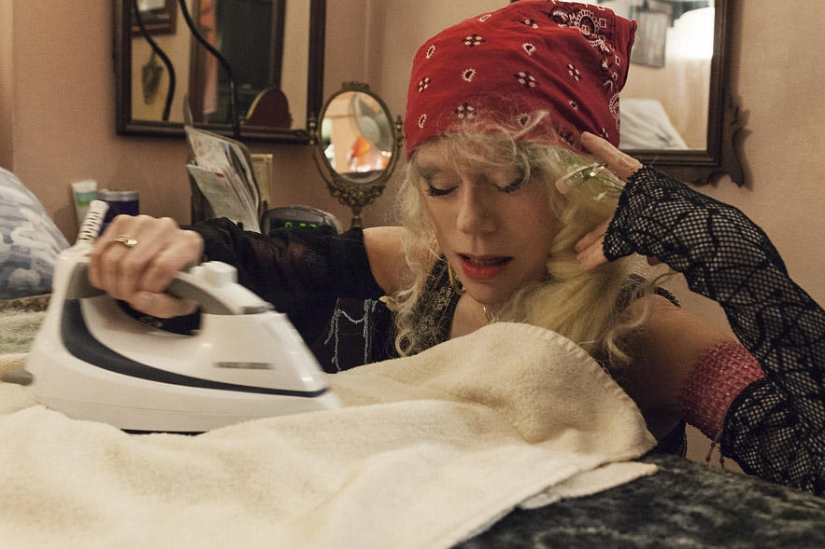 Everyday life of the sword swallower Natasha Everyday life of the sword swallower Natasha