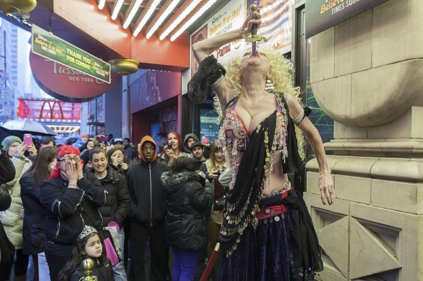 Everyday life of the sword swallower Natasha Everyday life of the sword swallower Natasha