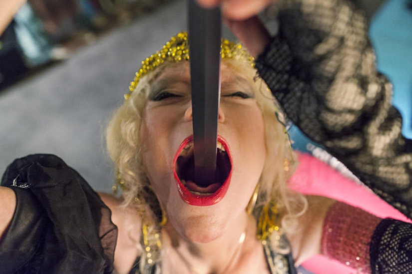 Everyday life of the sword swallower Natasha Everyday life of the sword swallower Natasha