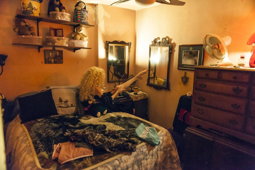 Everyday life of the sword swallower Natasha Everyday life of the sword swallower Natasha