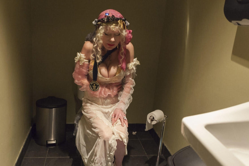 Everyday life of the sword swallower Natasha Everyday life of the sword swallower Natasha