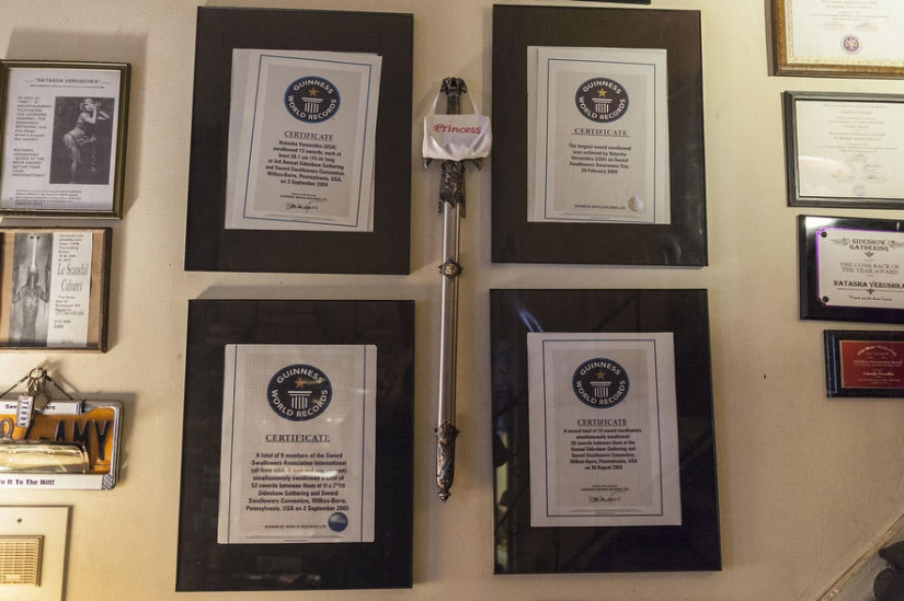 Everyday life of the sword swallower Natasha Everyday life of the sword swallower Natasha