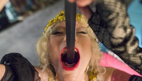 Everyday life of the sword swallower Natasha