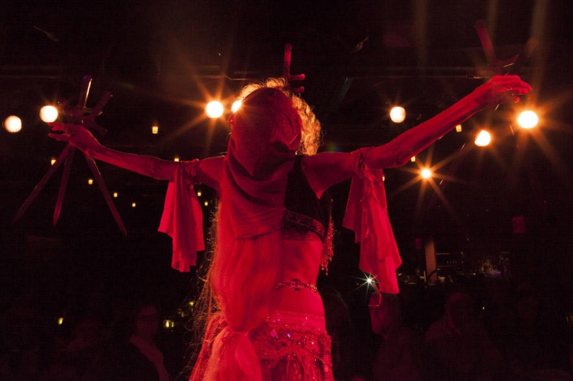 Everyday life of the sword swallower Natasha Everyday life of the sword swallower Natasha