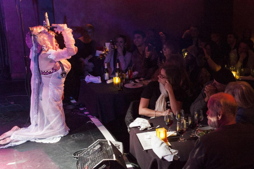 Everyday life of the sword swallower Natasha Everyday life of the sword swallower Natasha