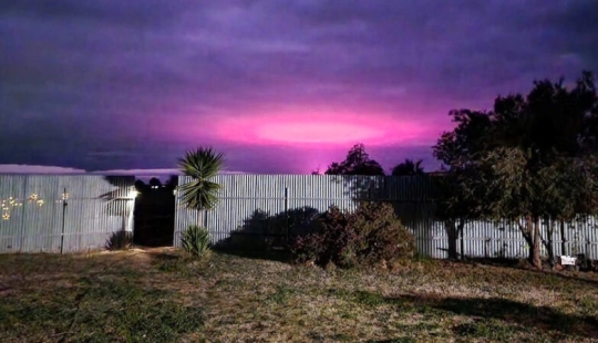 ¿Extraterrestres o química? Por qué apareció un "portal" rosa brillante sobre Australia