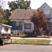 Facebook ayudó a un anciano con una casa en mal estado