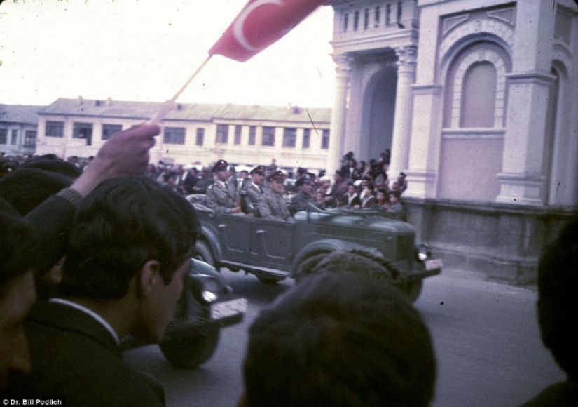 Faldas cortas, picnics en la carretera y niños sonrientes: cómo era Afganistán antes de los talibanes