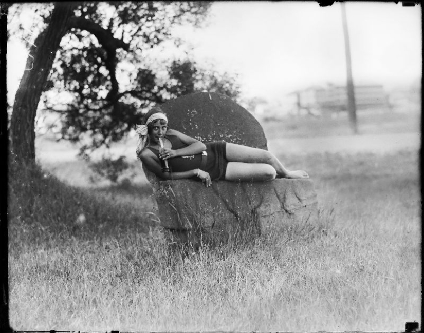 Faldas cortas, rubor en las rodillas, labios con lazo: qué eran las flappers, jóvenes rebeldes de los "rugientes años 20"