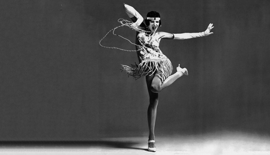 Faldas cortas, rubor en las rodillas, labios con lazo: qué eran las flappers, jóvenes rebeldes de los "rugientes años 20"