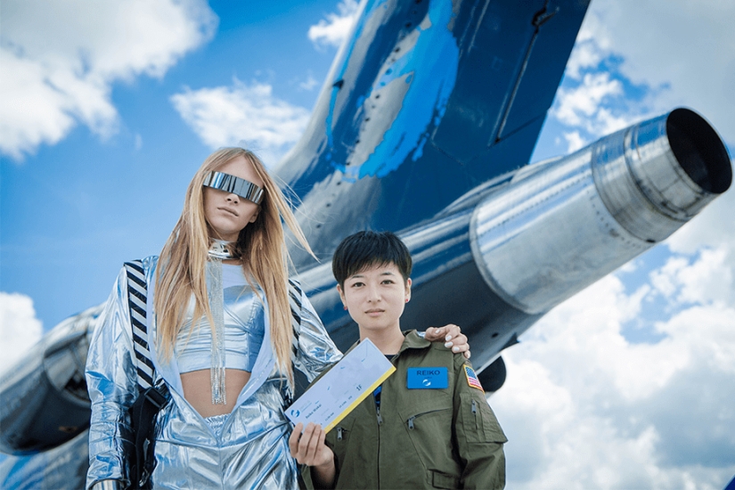 Fashion is above the laws of nature: a Japanese woman held an amazing photo shoot in zero gravity