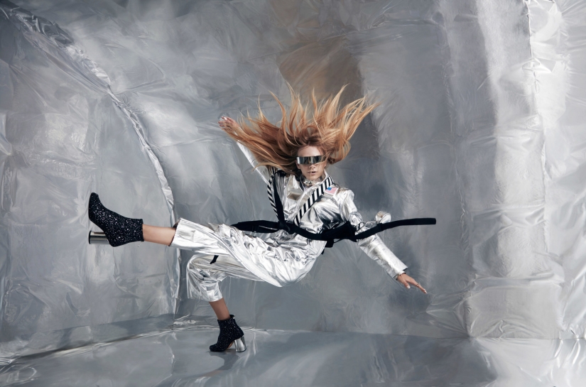 Fashion is above the laws of nature: a Japanese woman held an amazing photo shoot in zero gravity