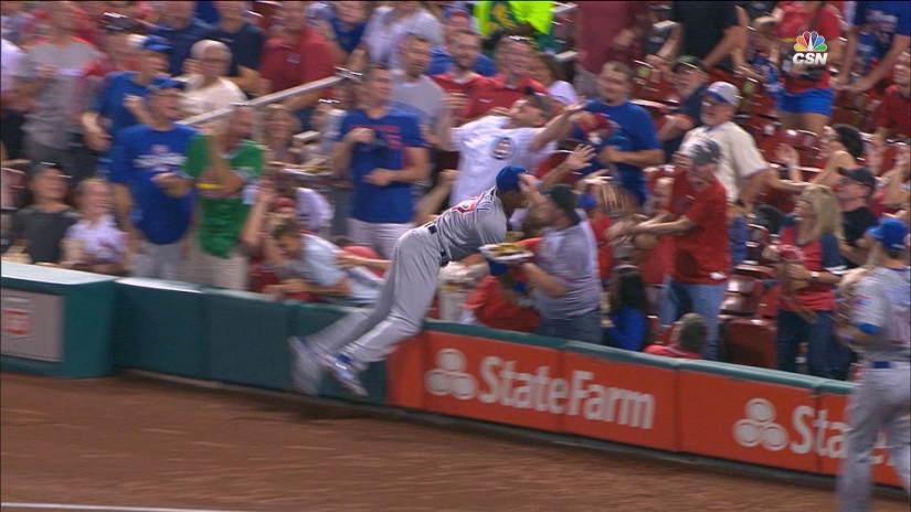 Feast during the game: the baseball player scattered the chips of the fan and bought him new ones right during the match Feast during the game: the baseball player scattered the chips of the fan and bought him new ones right during the match