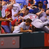 Feast during the game: the baseball player scattered the chips of the fan and bought him new ones right during the match