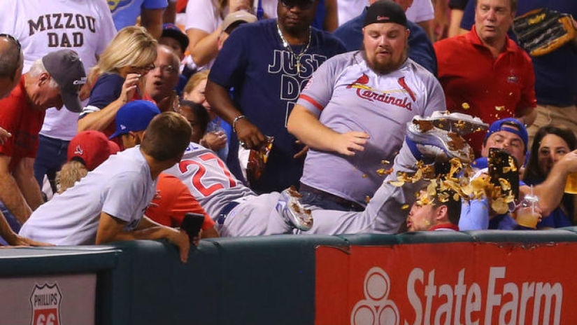 Feast during the game: the baseball player scattered the chips of the fan and bought him new ones right during the match Feast during the game: the baseball player scattered the chips of the fan and bought him new ones right during the match